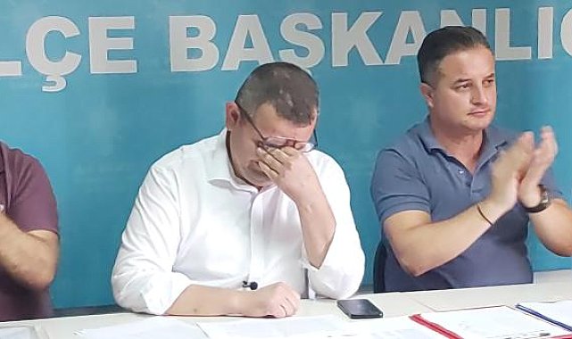 İlçe başkanı istifa ederken gözyaşlarını tutamadı