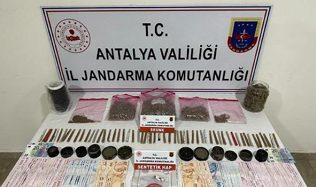Jandarma, uyuşturucu satıcısını kıskıvrak yakaladı