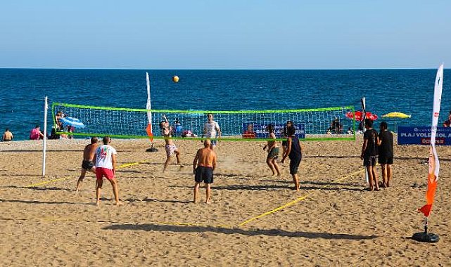 Konyaaltı Plajı'na ücretsiz voleybol sahası yapıldı