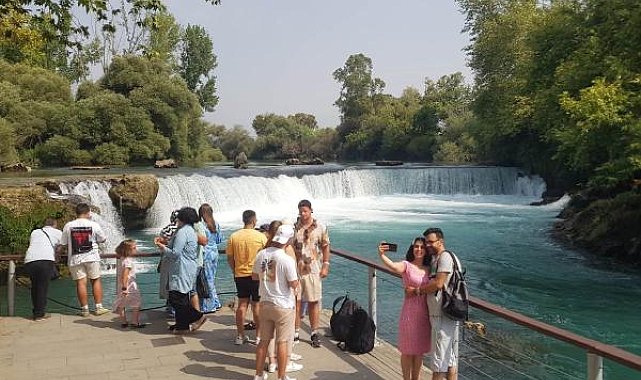 Manavgat Şelalesi'nde turistlerin 'su' şaşkınlığı