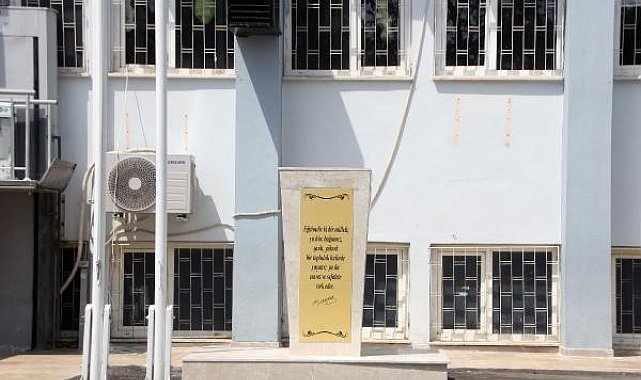 Maskeli saldırgan, Atatürk büstüne balyozla zarar verdi