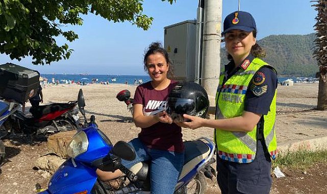 Motosiklet sürücülerine kask hediyesi