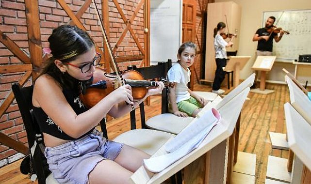 Muratpaşalı çocuklar sanatla iç içe