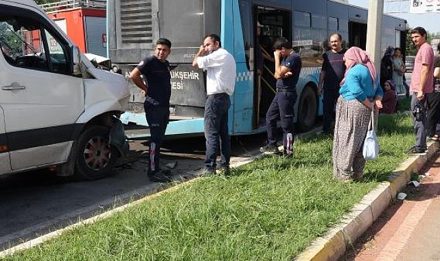 Servis minibüsü halk otobüsüne arkadan çarptı: 4 yaralı