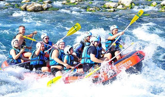 Turistler raftingde serinliyor