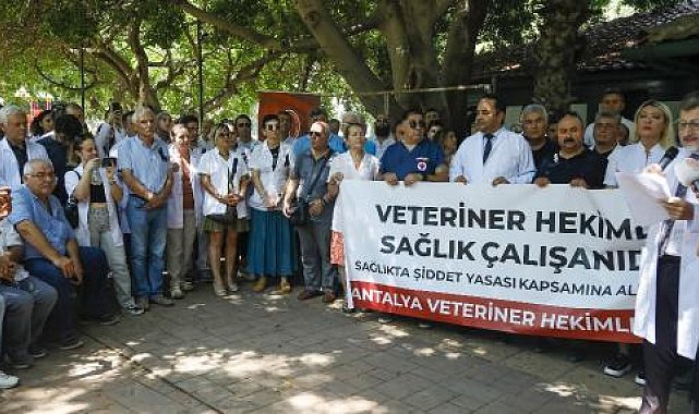 Yakalarına siyah kurdele takan veteriner hekimler iş bıraktı