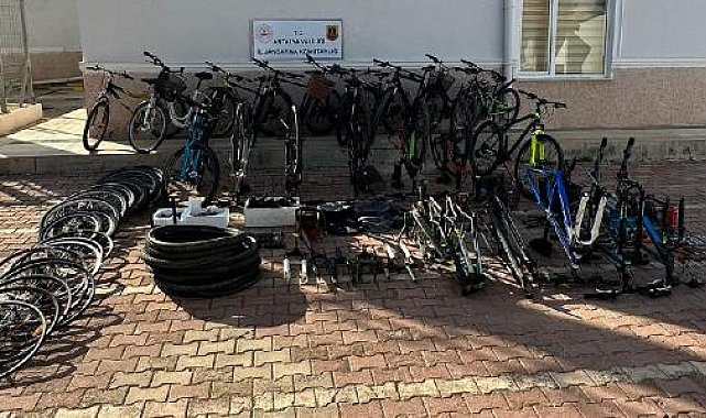 Jandarma, çalıntı bisikletleri boyayıp satan 2 kişiyi yakaladı