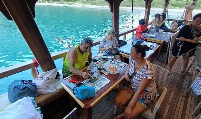 Kemer'de deniz üstünde sanat çalıştayı
