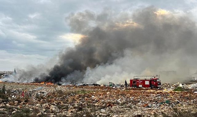 Boş arazide yanan evsel atıkların dumanı gökyüzünü kapladı