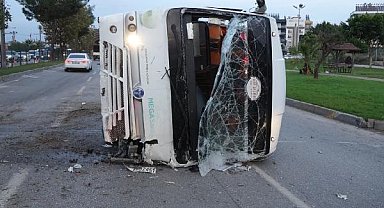 Devrilen minibüste burnu bile kanamadı