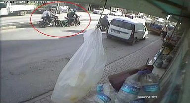 Kazada karşı şeride savrulup, kamyonun altında kalan motosikletli hayatını kaybetti