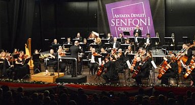 Sahnede kolsuz korno sanatçısı sürprizi