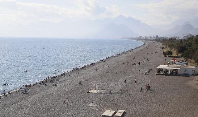 Antalya'da sahilde yılbaşı yoğunluğu