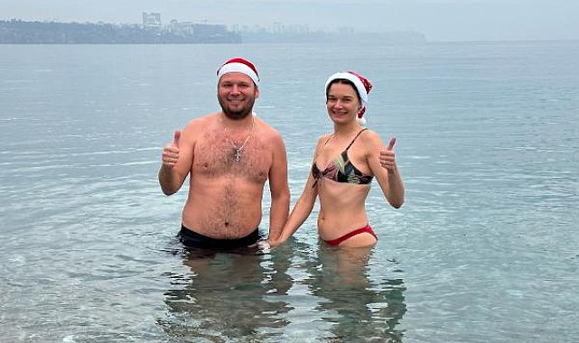 Antalya'da yeni yılın ilk gününde denize girdiler