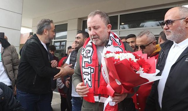 Antalyaspor'un yeni teknik direktörü Sergen Yalçın Antalya'ya geldi