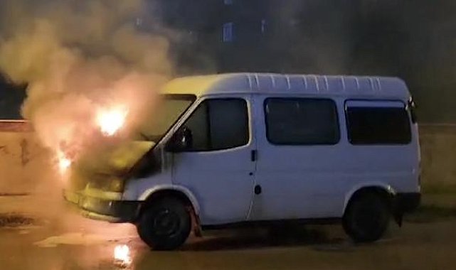 Seyir halindeki minibüs yandı