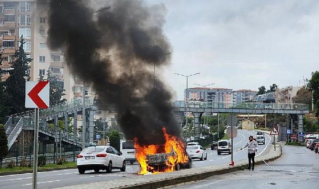 Seyir halindeki otomobil yandı