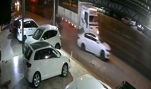 Kamyonuyla park halindeki araçlara çarptı