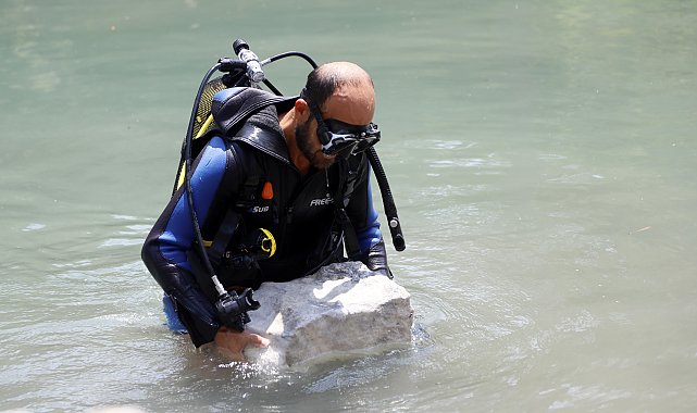 İlçeye adını veren köprünün binlerce yıllık kemer taşları, derede bulundu