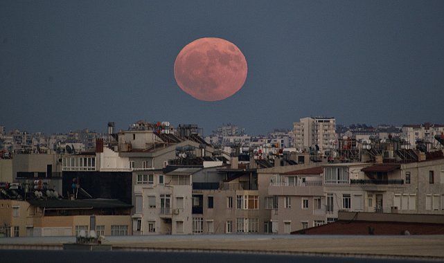 'Süper Ay' Antalya semalarında böyle görüntülendi