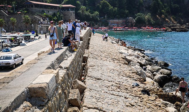 ANTALYA Tarihi limandaki mendirekte çatlaklar genişledi, taşlar devrildi