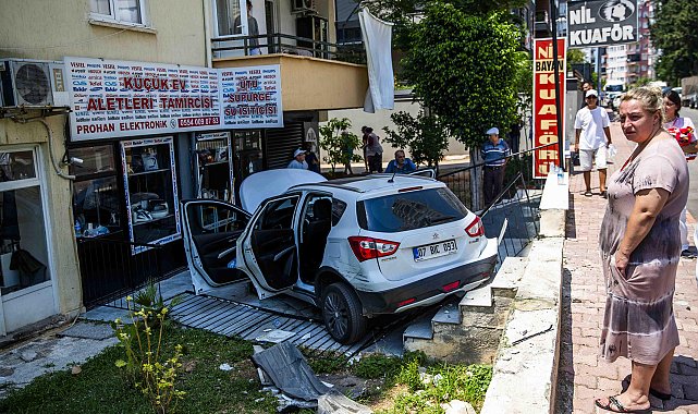 Hafif ticari araçla çarpışan otomobil, apartman bahçesine uçtu: 2 yaralı