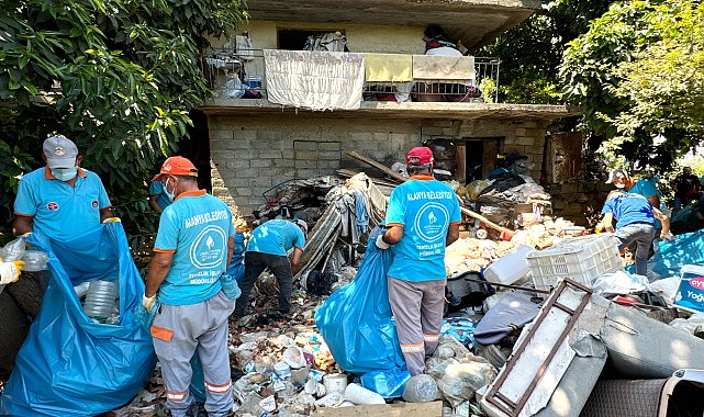 Koku yayılan evden 4 kamyon çöp çıktı