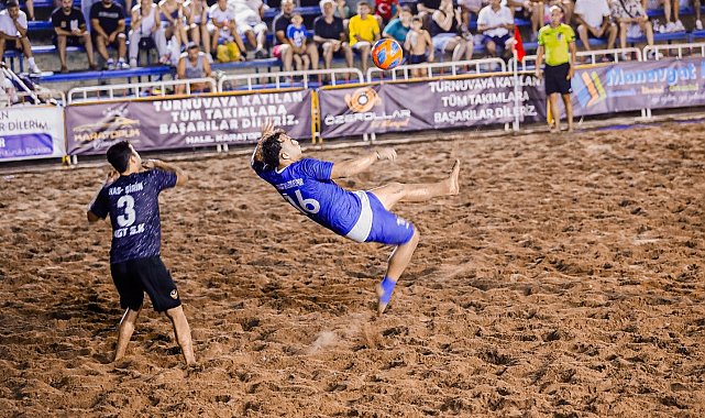 Manavgat'ta plaj futbolu coşkusu