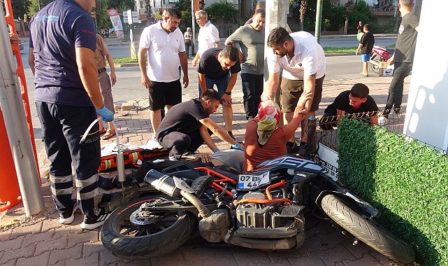 Otomobille çarpışan motosiklet kaldırımdaki kadına çarptı; 2 yaralı