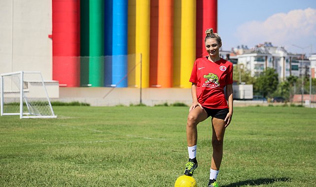 Podyumdan inip, yeşil sahada ter döküyor