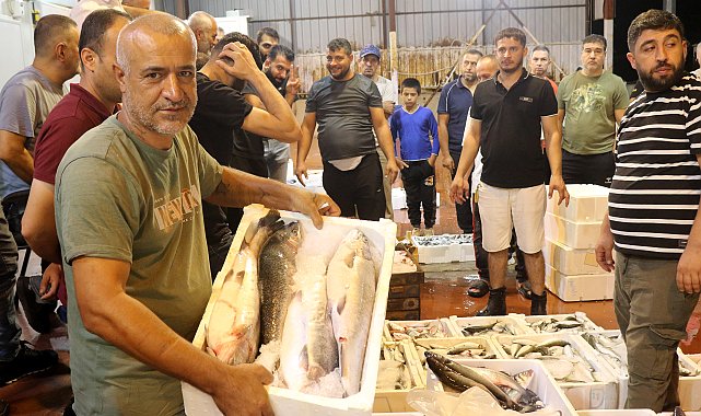 Akdeniz'de yasak kalktı, halde kilosu 30 TL'ye balık satılıyor