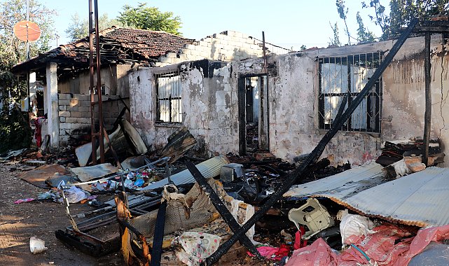 Antalya'daki yangında 2 gecekondu küle döndü