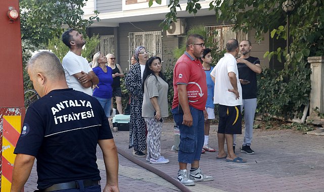 Banyodaki şofbenden çıkan yangın apartmandakileri sokağa döktü
