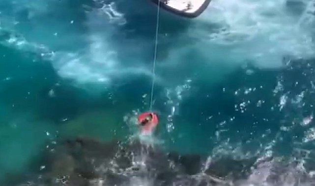 Boğulmak üzereyken deniz simidiyle kurtarıldı