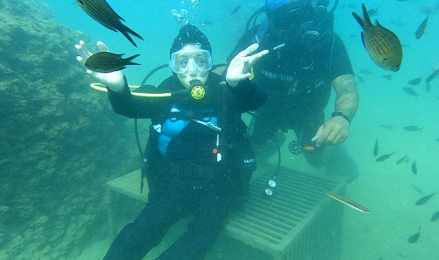 Çocuk felci onu yıldırmadı; yamaç paraşütü yapıp, su altına dalıyor