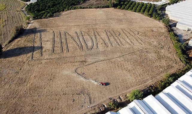 Hayranı olduğu Funda Arar'ın adını, traktörle tarlasına yazdı