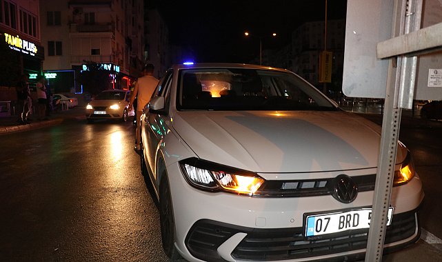 Otomobiliyle refüjdeki direğe çarptı