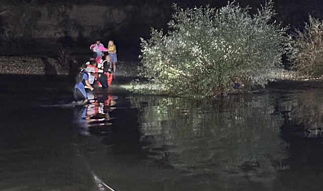 Uyuyunca şelaledeki adacıkta mahsur kalan aile, suyun kesilmesiyle kurtarıldı