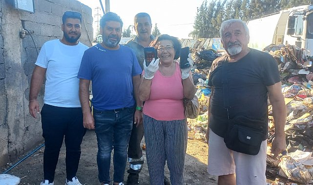 Yanlışlıkla çöpe atılan 2 telefon, poşetleri tek tek arayan görevliler tarafından bulundu