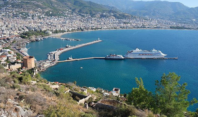 Alanya'ya 2 kruvaziyer ile 1132 turist geldi