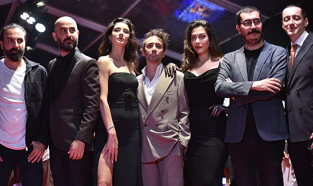 Altın Portakal'ın kırmızı halısında 'şıklık' yarışı