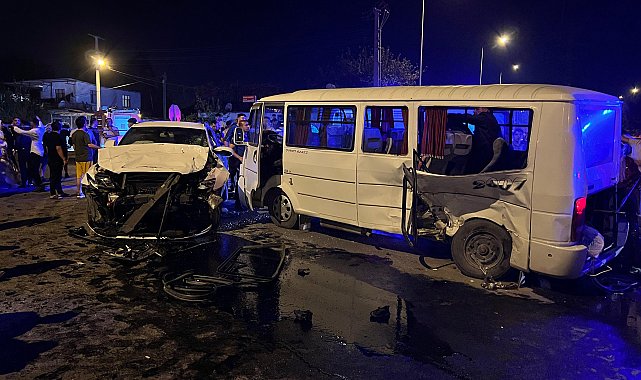 Düğünden dönen minibüs otomobille çarpıştı, ortalık savaş alanına döndü