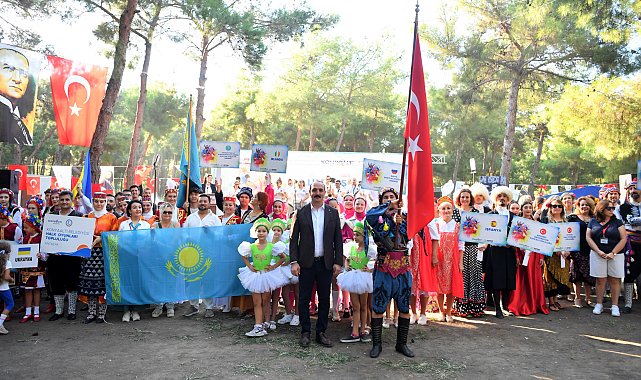 Halk danslarının kalbi Konyaaltı'nda attı