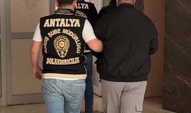 Kendilerini polis olarak tanıtan 2 dolandırıcı tutuklandı
