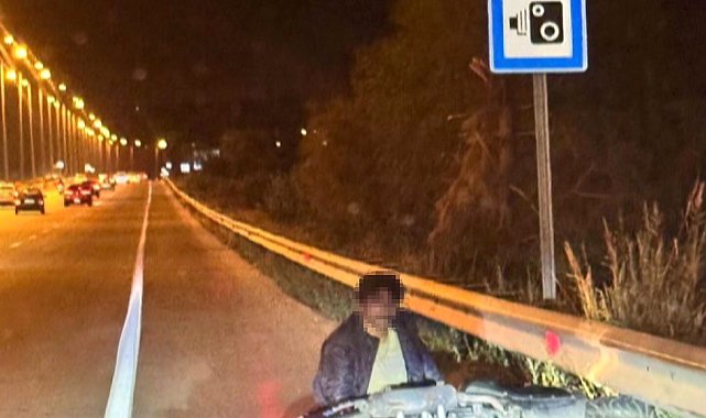Motosikletiyle bariyere çarptı, yola devam edince minibüsün altına girdi