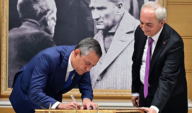 Özgür Özel, Kepez'de şeref defterini imzaladı