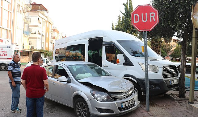 Personel servisiyle otomobil çarpıştı; 4 yaralı