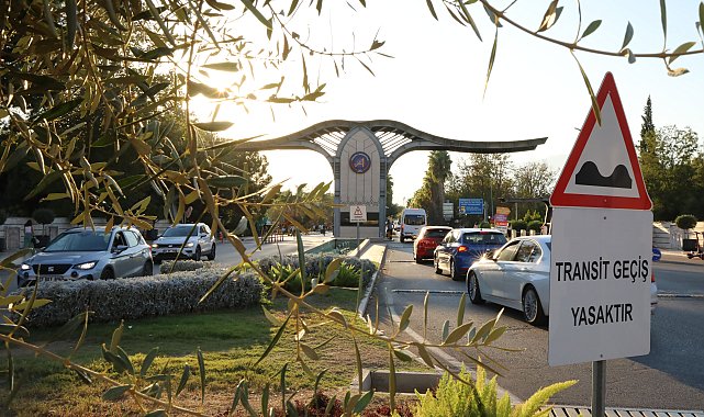 Transit geçiş ısrarı trafiği kilitliyor