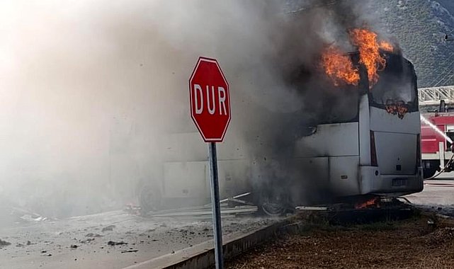 Tur otobüsü yangında kullanılamaz hale geldi