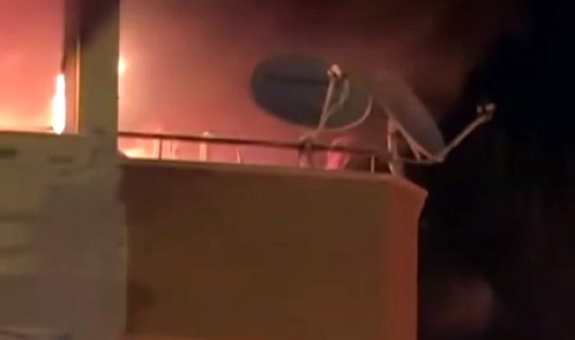 Yangında balkona kaçan kadın çarşafla korunmaya çalıştı